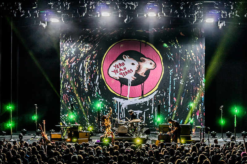 yeah yeah yeahs stage design